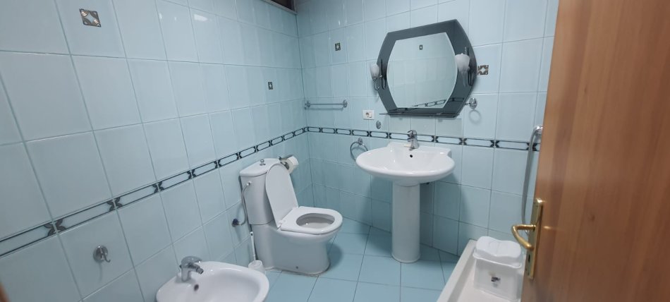 Tirane, jepet me qera ambjent biznesi Kati 4, 160 m² 1.200 € (Qender)