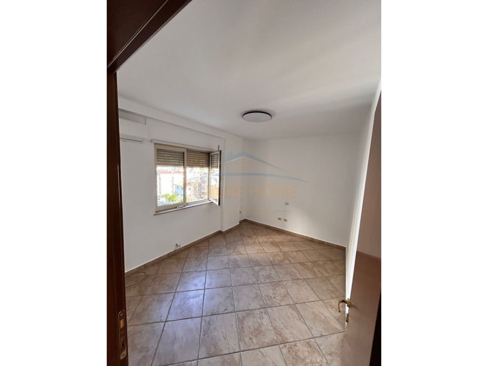 Tirane, jepet me qera apartament 2+1+Ballkon Kati 6, 115 m² 600 € (Rruga Fortuzi)
