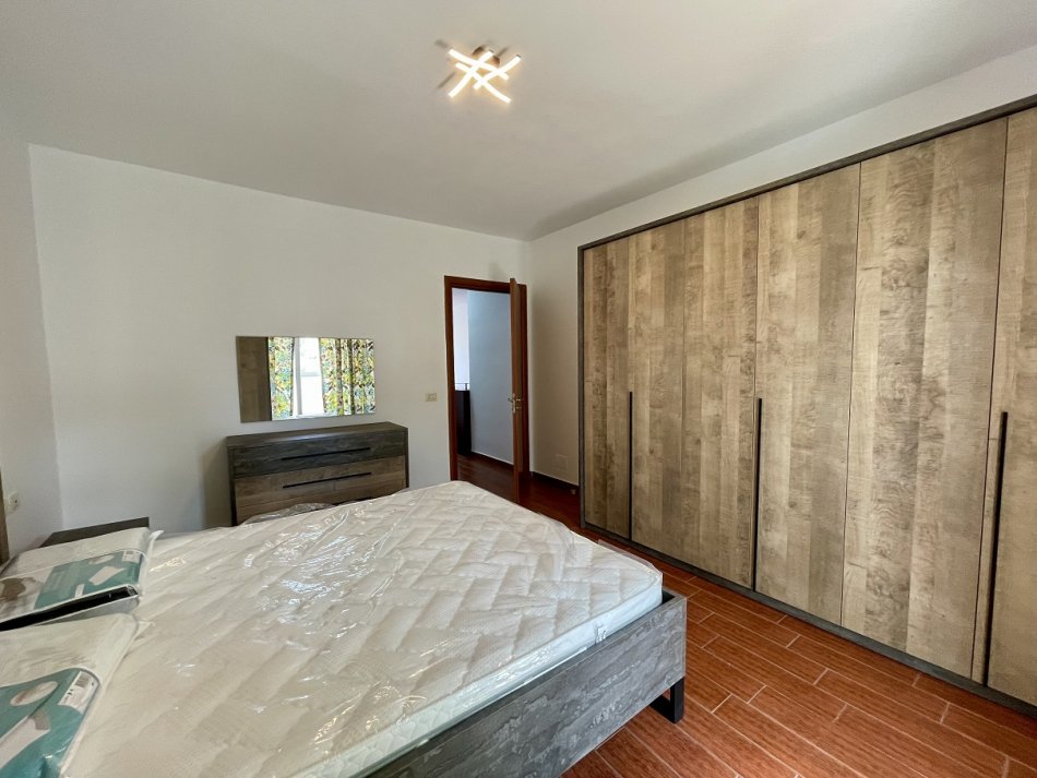 Tirane, jepet me qera apartament 2+1+Ballkon Kati 6, 570 € (Komuna e Parisit afer Kristalit)