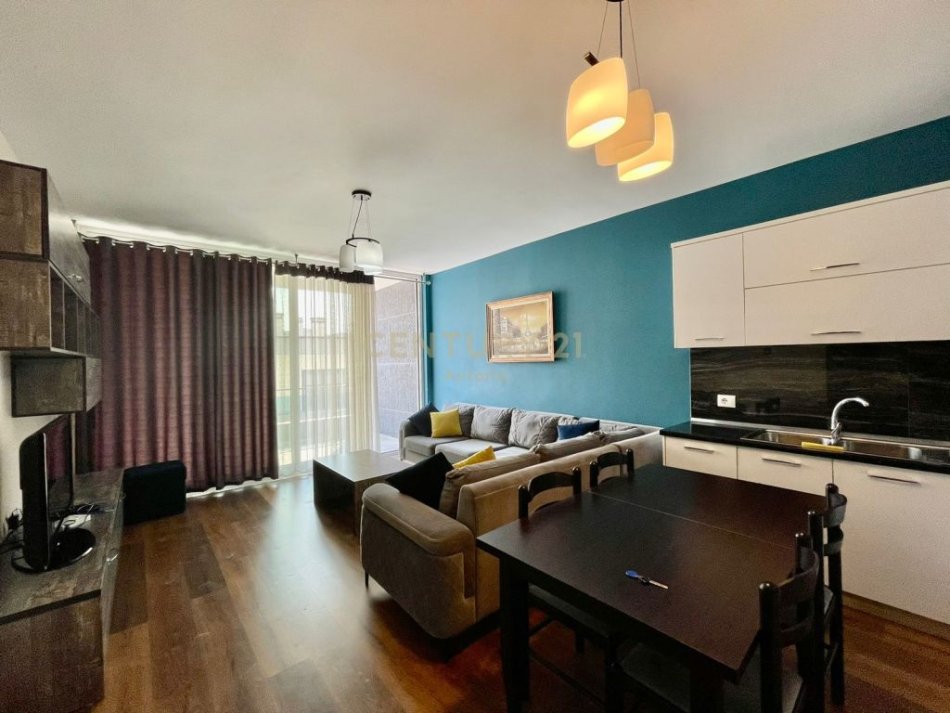 Tirane, jepet me qera apartament 2+1+Ballkon Kati 2, 102 m² 800 € 