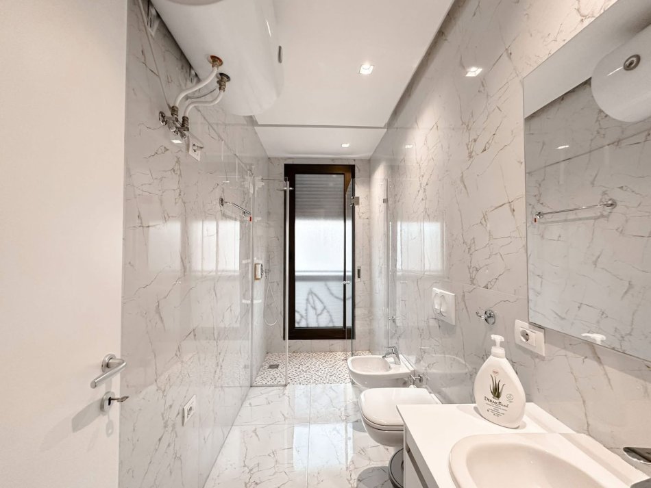 Tirane, shitet apartament 3+1 Kati 5, 150 m² 230.000 € (Fusha e Aviacionit)