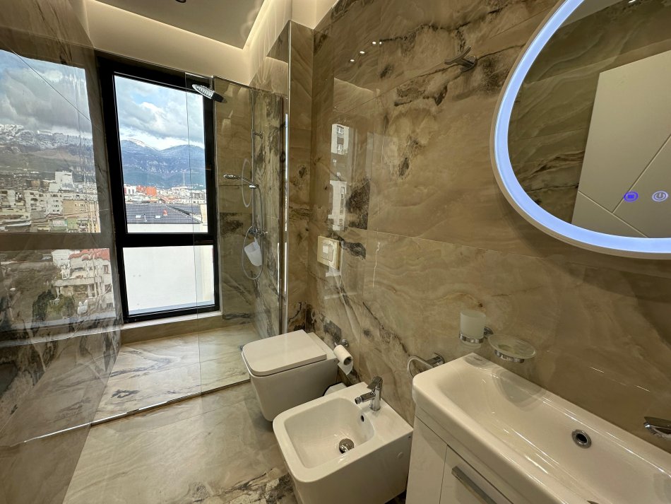 Tirane, jepet me qera apartament 2+1 Kati 5, 107 m² 1.000 € (Shkolla e Kuqe)