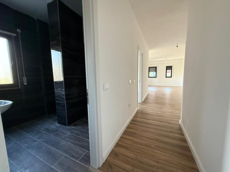 Tirane, jepet me qera zyre Kati 1, 112 m² 550 € (Unaza e Re)