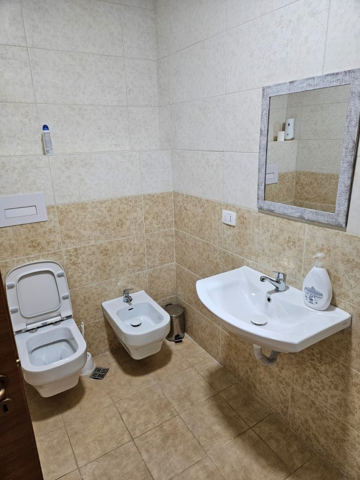 Tirane, jepet me qera zyre Kati 3, 160 m² 3.000 € (Bllok)