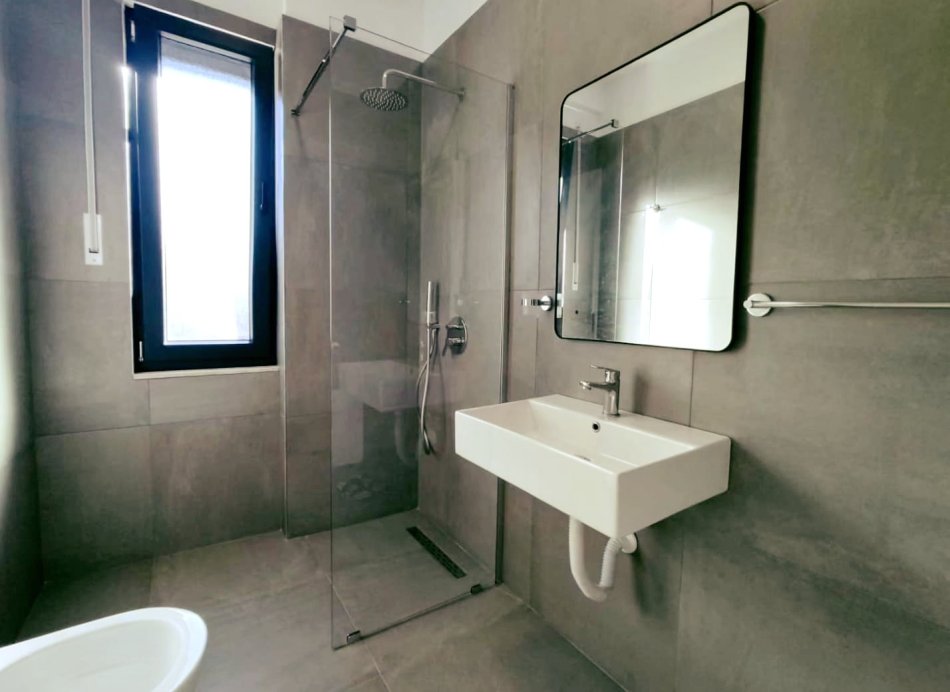 Tirane, jepet me qera apartament 2+1+Ballkon Kati 2, 95 m² 750 € (Rruga Kodra e Diellit)
