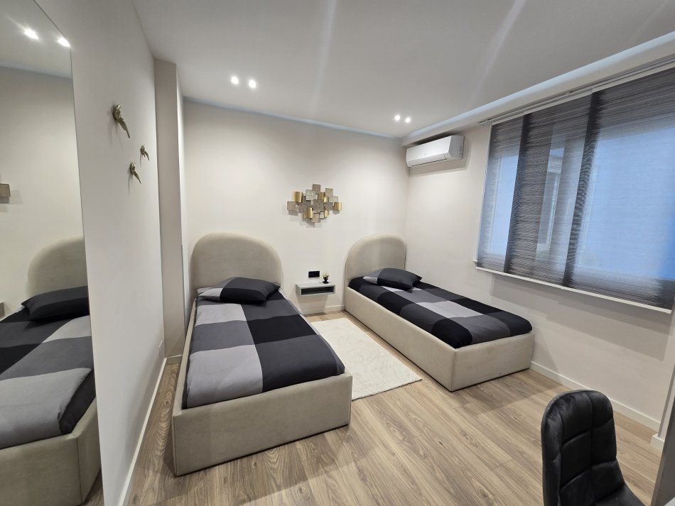 Tirane, jepet me qera apartament 2+1 Kati 3, 1.500 m² 1.500 € (Myslym Shyri)