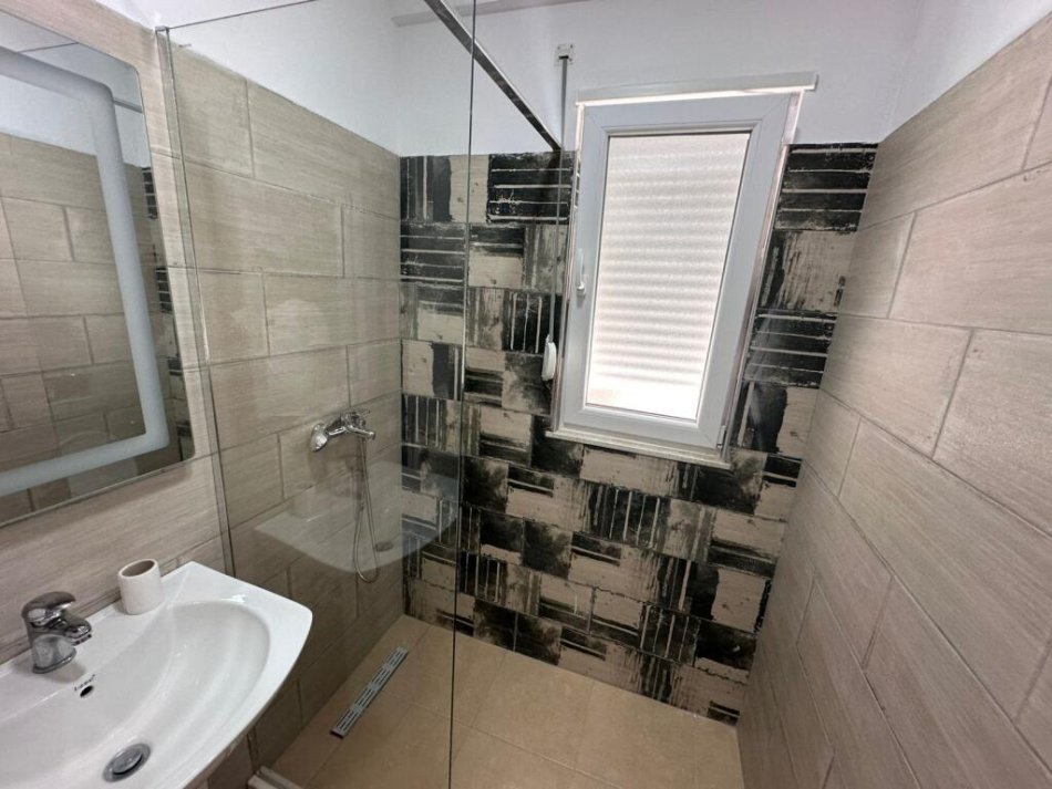 Tirane, jepet me qera apartament 1+1 Kati 3, 70 m² 550 € (Xhamia Selite)