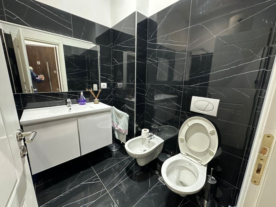Tirane, jepet me qera apartament 2+1 , 90 m² 800 € 