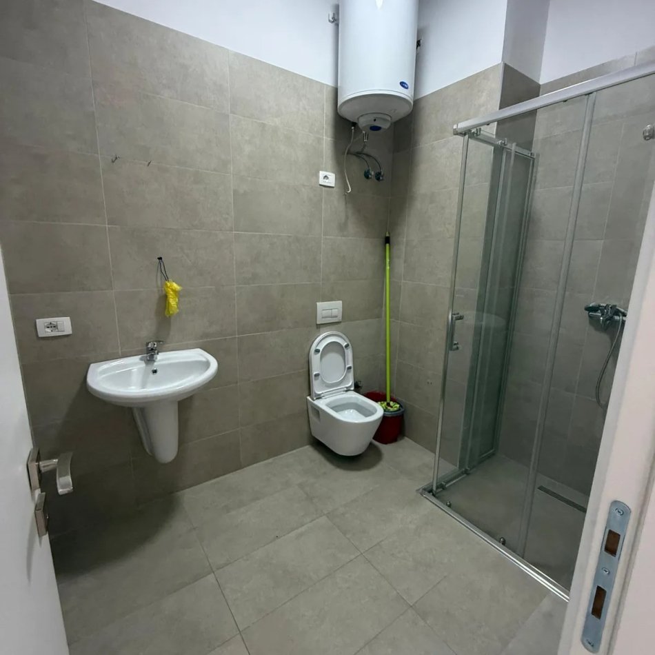 Tirane, jepet me qera zyre , 97 m² 650 € 