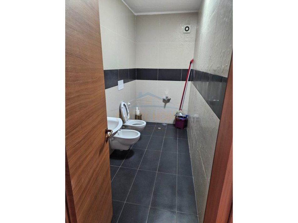 Tirane, jepet me qera apartament 3+1 Kati 11, 167 m² 300.000 € 