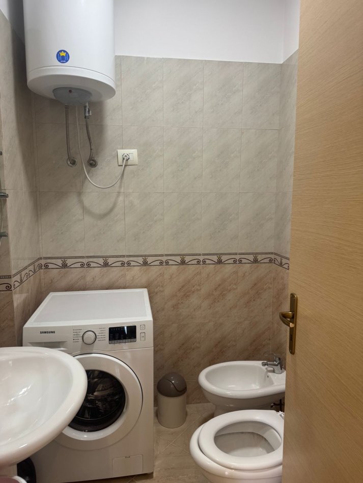 Tirane, jepet me qera apartament 2+1 , 110 m² 650 € 