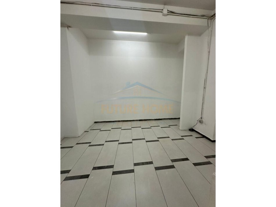 Tirane, jepet me qera ambjent biznesi Kati 0, 328 m² 1.300 € 