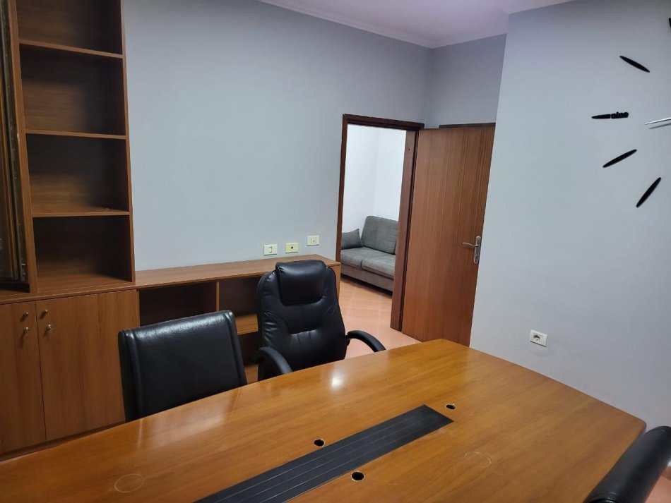 Tirane, jepet me qera zyre , 70 m² 600 € 