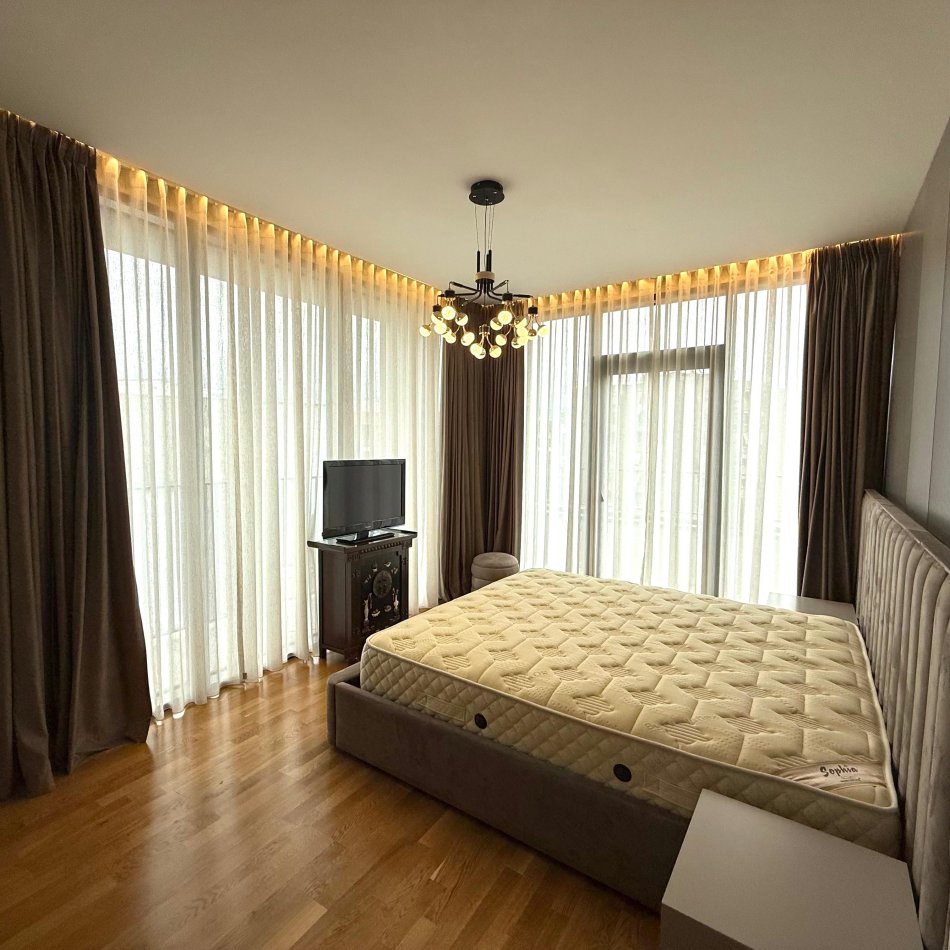Tirane, shitet apartament 4+1+Ballkon , 214 m² 700.000 € 