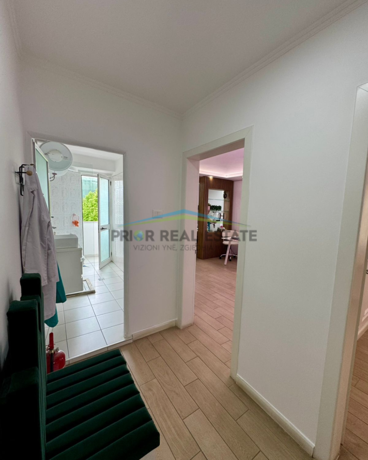 Tirane, jepet me qera ambjent biznesi Kati 2, 68 m² 750 € (Vasil Shanto)