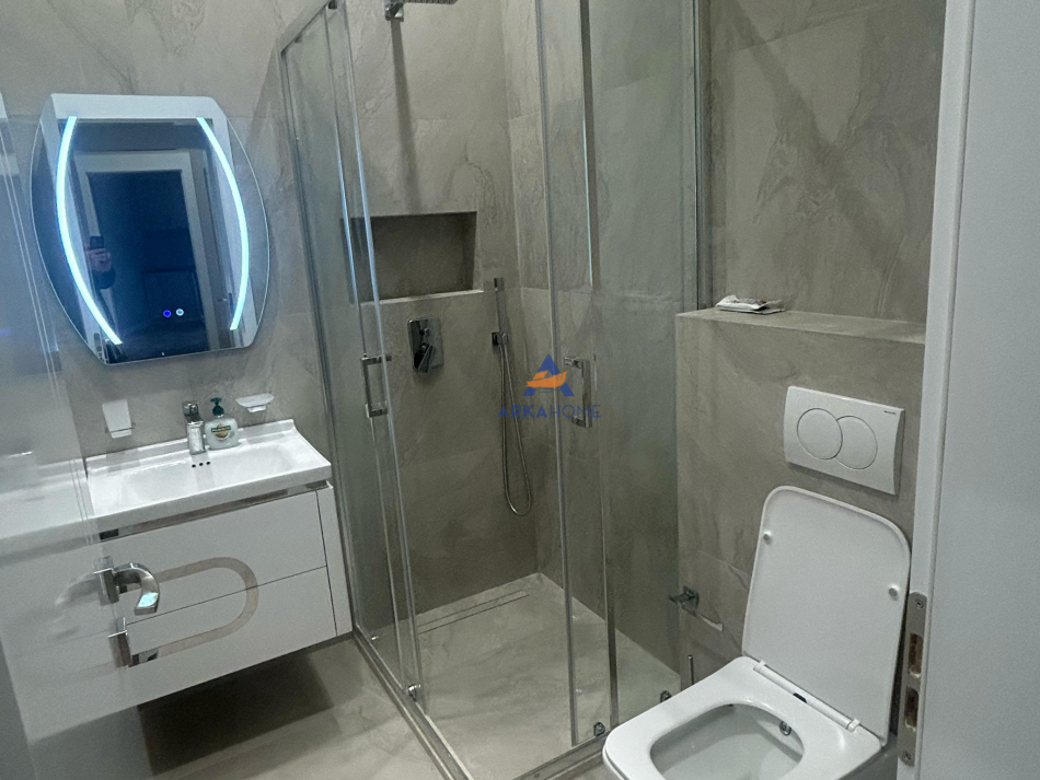 Tirane, jepet me qera apartament 2+1+Ballkon Kati 7, 120 m² 1.200 € (QENDER,9 KATSHET)
