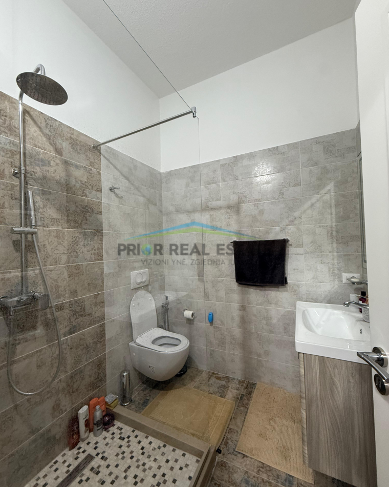 Tirane, jepet me qera apartament 1+1+Ballkon Kati 3, 65 m² 600 € (Teleferik)