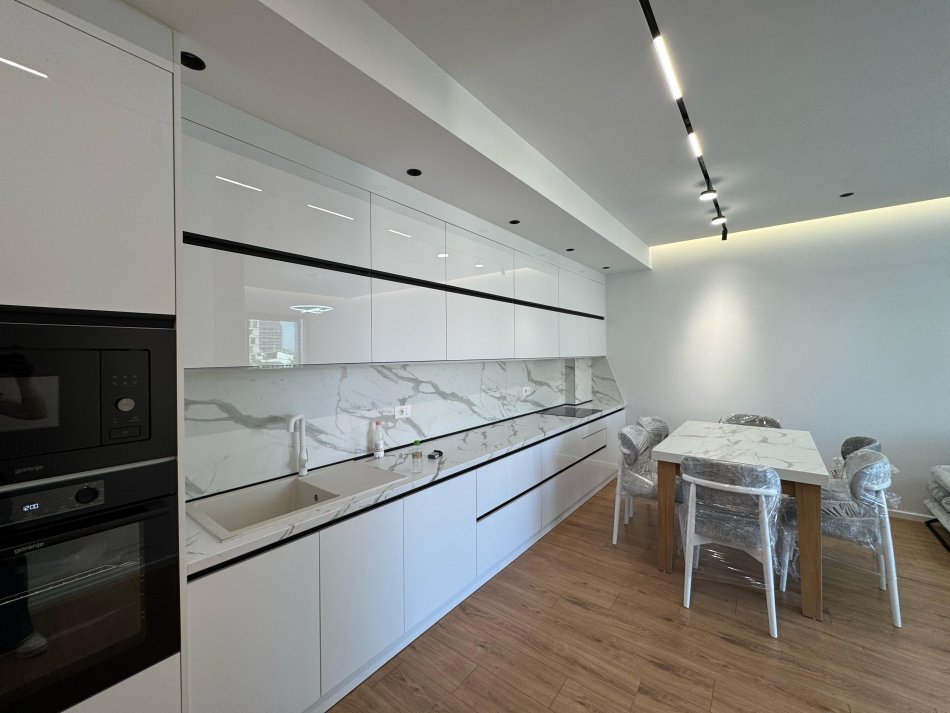 Tirane, jepet me qera apartament 2+1 Kati 1, 100 m² 750 € (ish fusha e aviacionit)