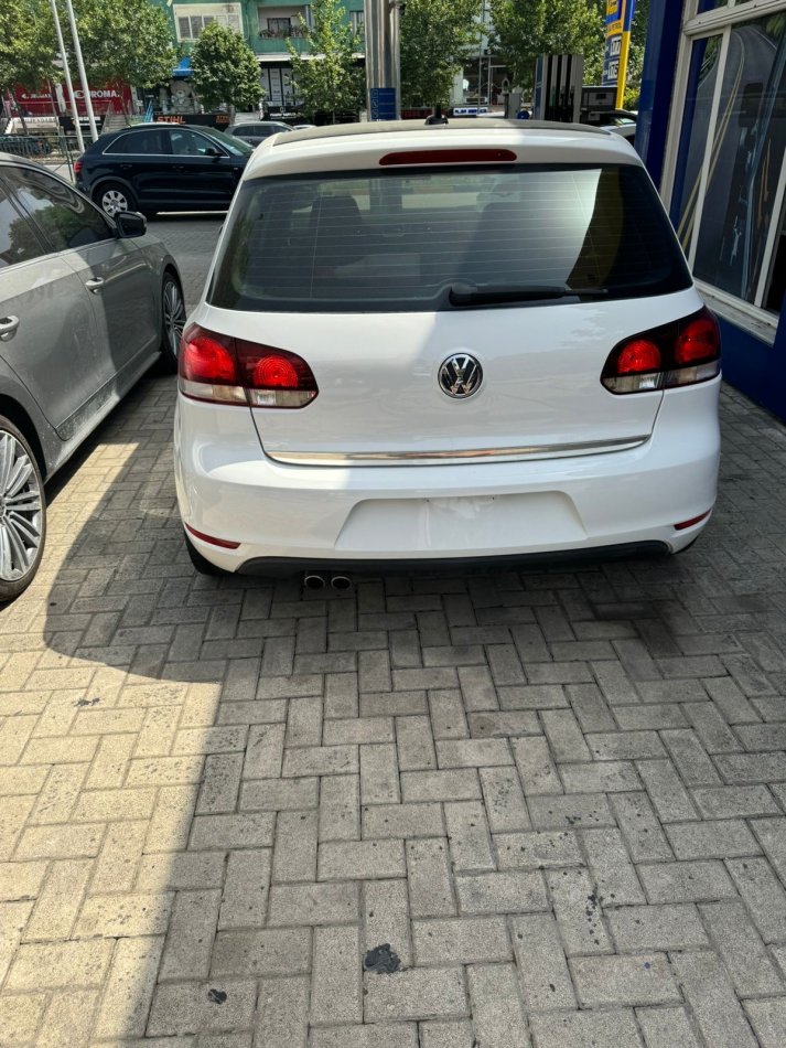 Tirane, 7900€ shes makine golf 6 Benzin plus gaz, me letra, e bardhë 185 km