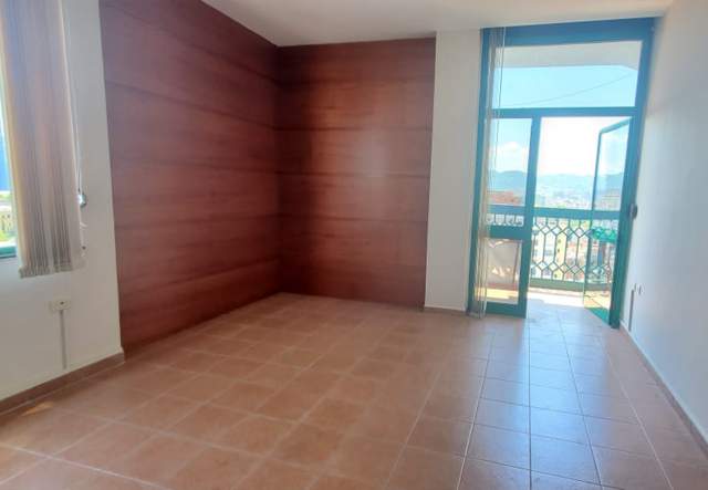 Tirane, jepet me qera ambjent biznesi 105 m² 500 Euro