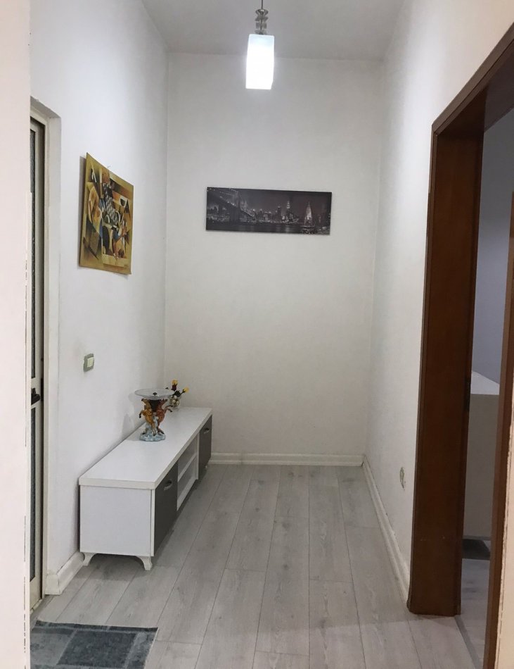 Tirane, jepet me qera apartament 1+1+Ballkon Kati 2, 75 m² 650 € (Qender)