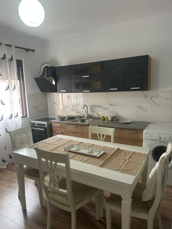 Durres, jepet me qera Vile 1+1 Kati 2, 70 m² 400 € (Prane Muzeumit)