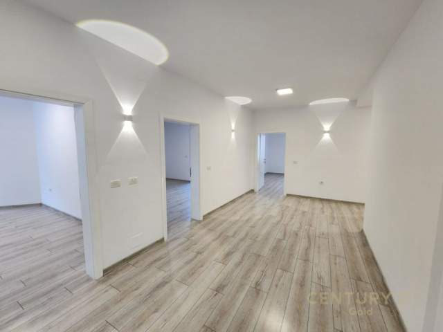 Tirane, jepet me qera ambjent biznesi Kati 6, 2.500 m² 20.000 Euro (liqeni i thate)