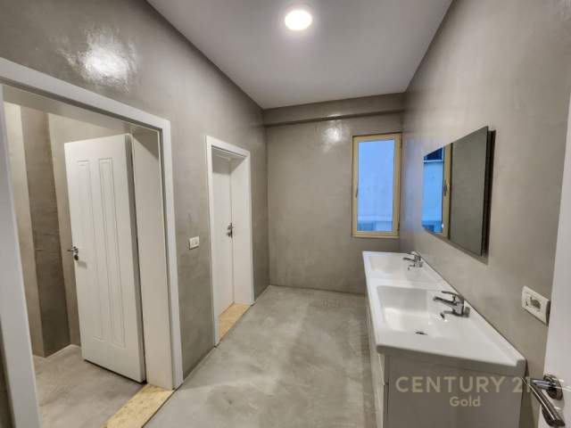 Tirane, jepet me qera ambjent biznesi Kati 6, 2.500 m² 20.000 Euro (liqeni i thate)