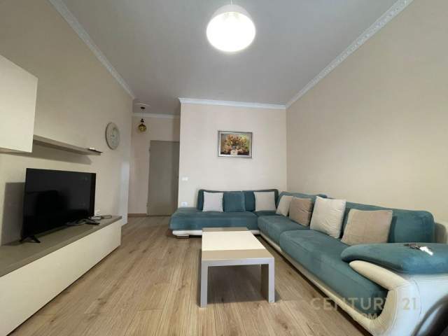 Tirane, jepet me qera apartament 76 m² 800 Euro (Komuna e Parisit)