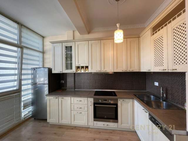 Tirane, jepet me qera apartament 76 m² 800 Euro (Komuna e Parisit)