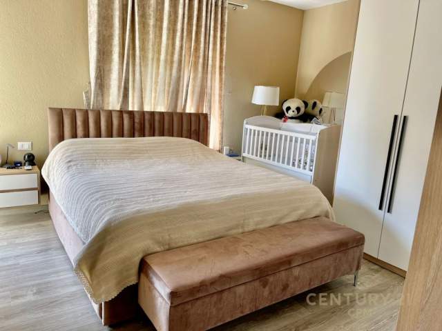 Tirane, jepet me qera apartament 2+1 600 Euro (Komuna e Parisit)