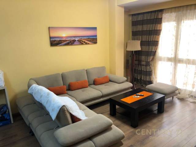 Tirane, jepet me qera apartament 2+1 500 Euro (kopshti Zoologjik)