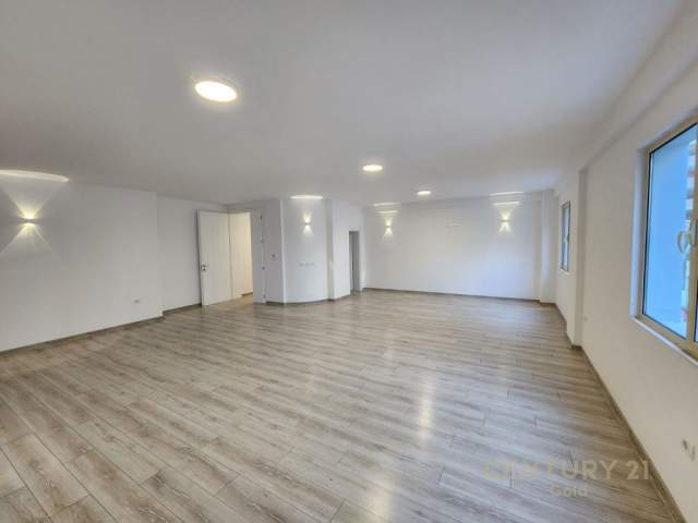 Tirane, jepet me qera zyre Kati 1, 335 m² 3.000 Euro (liqeni thate)
