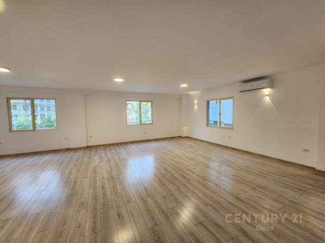 Tirane, jepet me qera zyre Kati 1, 335 m² 3.000 Euro (liqeni thate)