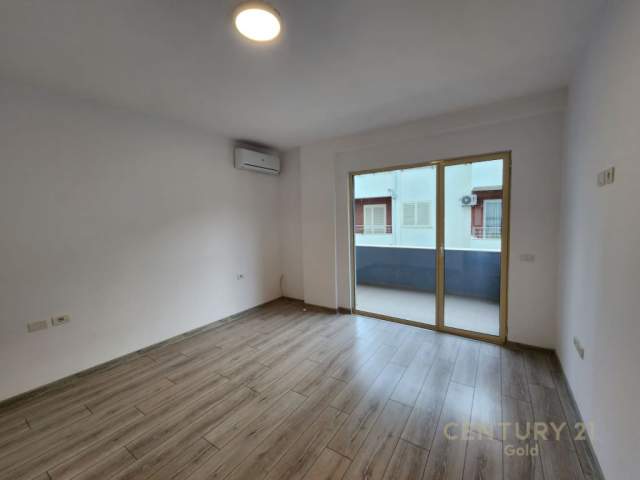 Tirane, jepet me qera ambjent biznesi 335 m² 3.000 Euro