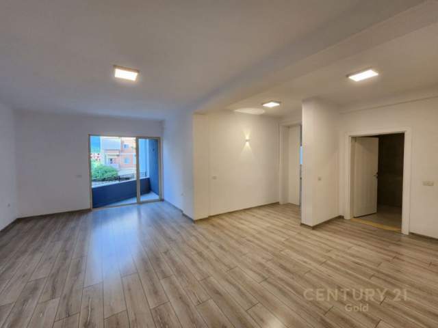 Tirane, jepet me qera zyre Kati 1, 335 m² 3.000 Euro (liqeni thate)