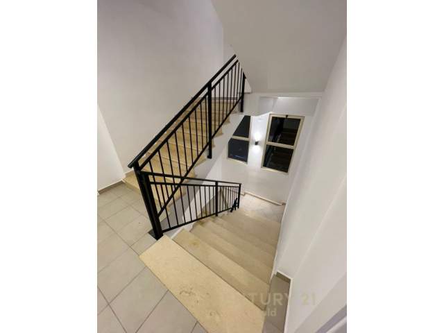 Tirane, jepet me qera zyre Kati 1, 335 m² 3.000 Euro (liqeni thate)