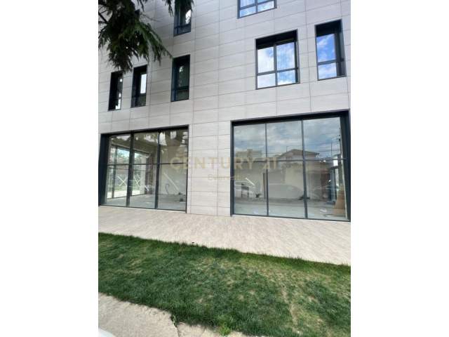 Tirane, Shesim Ambient Komercial Kati 0, 92 m² 330.000 Euro (Shkolla e kuqe, prane Pazarit te Ri.)