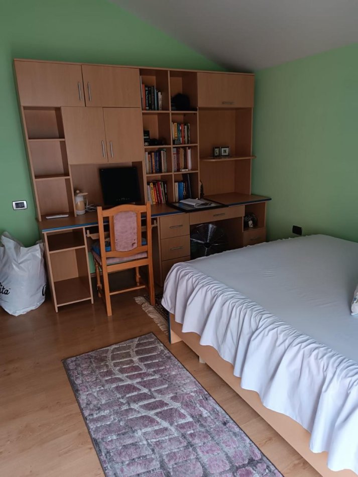 Jepet me qera Shtepi 2+1+2 600 euro, 21 Dhjetori prane zyrave te Tatim-Taksave (rr. Shefqet Musaraj).