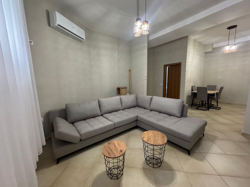 Tirane, jepet me qera apartament 2+1 Kati 0, 80 m² 300 € (fresk)