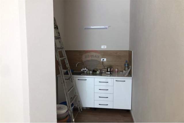 Tirane, jepet me qera zyre 38 m² 350 Euro (Komuna e Parisit)