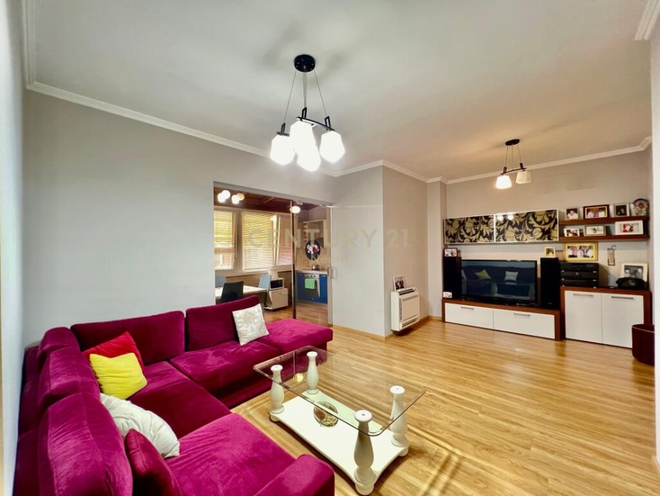 Tirane, shitet apartament 1+1+Ballkon Kati 9, 75 m² 150.000 € (Komuna e Parisit, prane Kika 1)