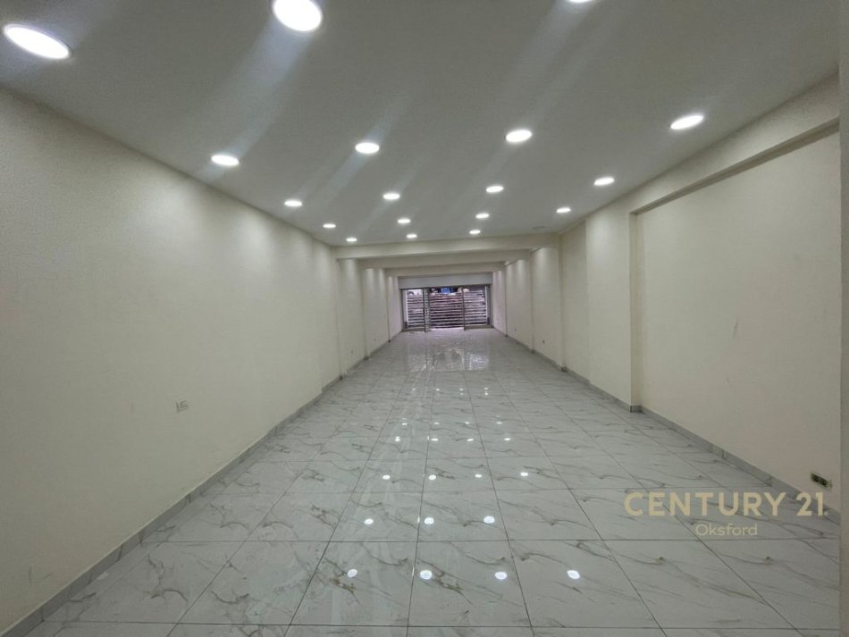 Tirane, jepet me qera ambjent biznesi , 110 m² 600 € (Ambient komercial për qira buze rruges Dritan Hoxha, Tirane)