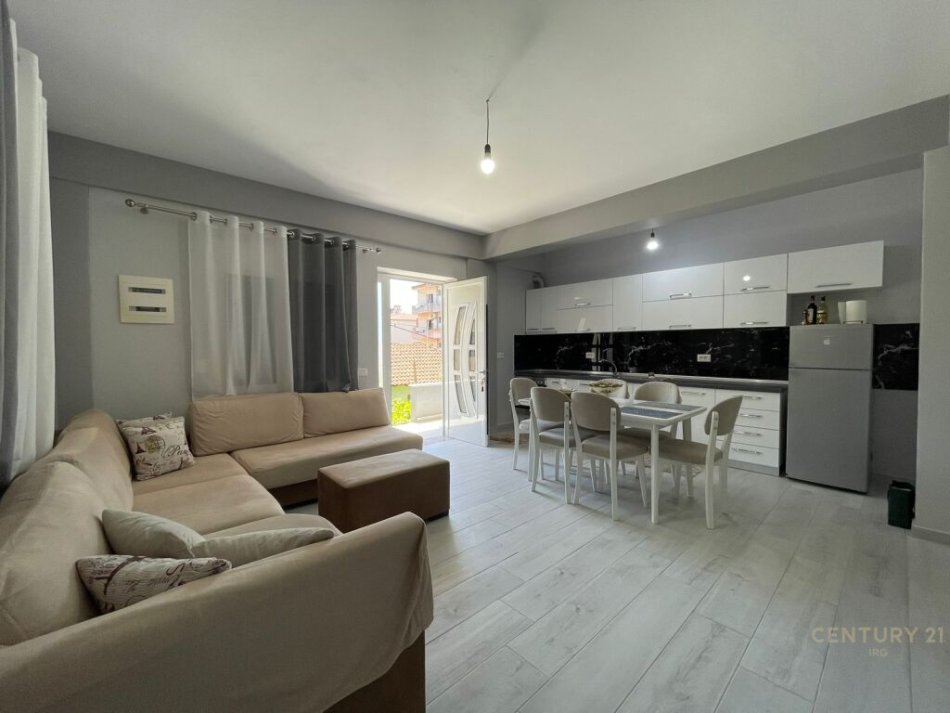 Tirane, jepet me qera apartament 2+1+Aneks+Ballkon Kati 2, 100 m² 500 € (kati 2 i nje vile me mobilim totalisht te ri, rruga 5 Maji)
