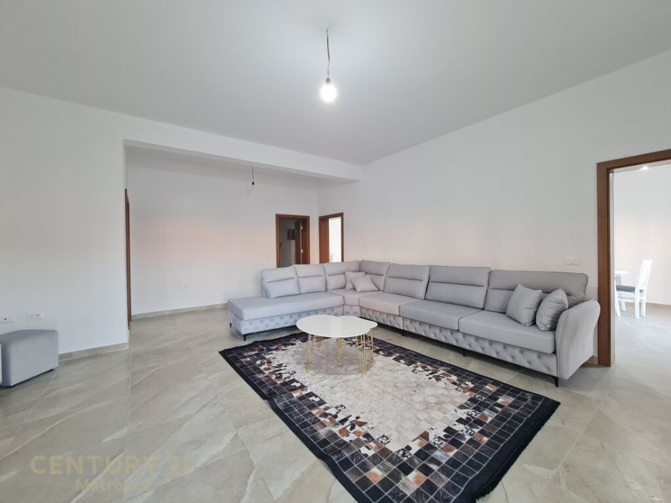 Tirane, jepet me qera 2+1+Ballkon Kati 3, 115 m² 550 € (Ofrohet për qira kati i tretë i një vile katërkateshe në zonën e Astirit)