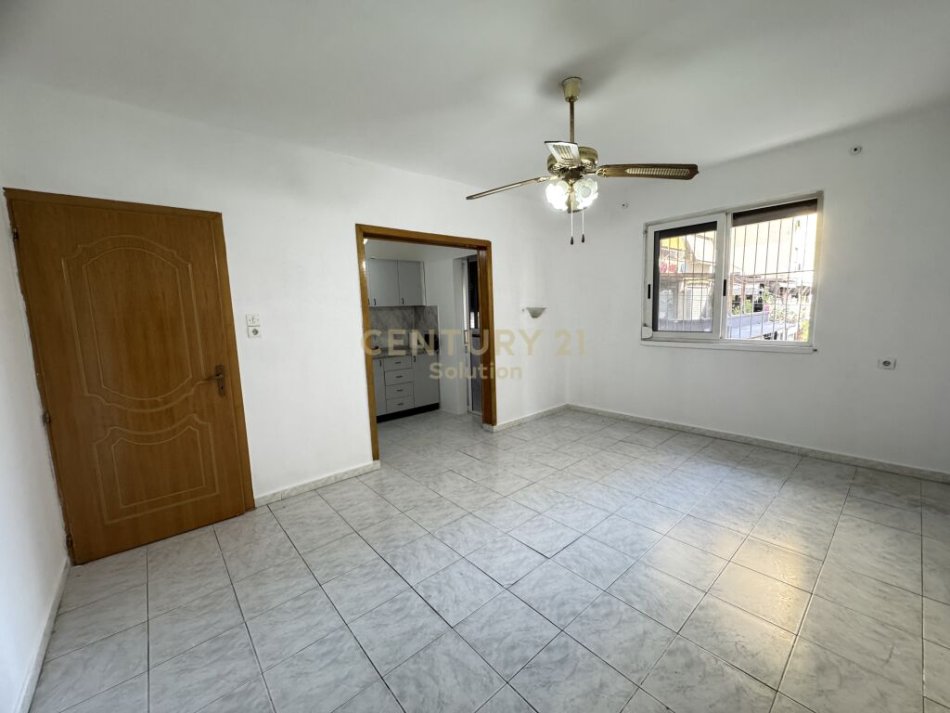 Tirane, shitet apartament 2+1 Kati 2, 73 m² 98.000 € (2+1 NE PORCELAN, Tek Universiteti Europian)