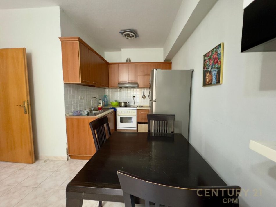 Tirane, jepet me qera apartament 2+1 Kati 2, 120 m² 600 € (Jepet me qira, apartament 2+1 prane sheshit Willson)
