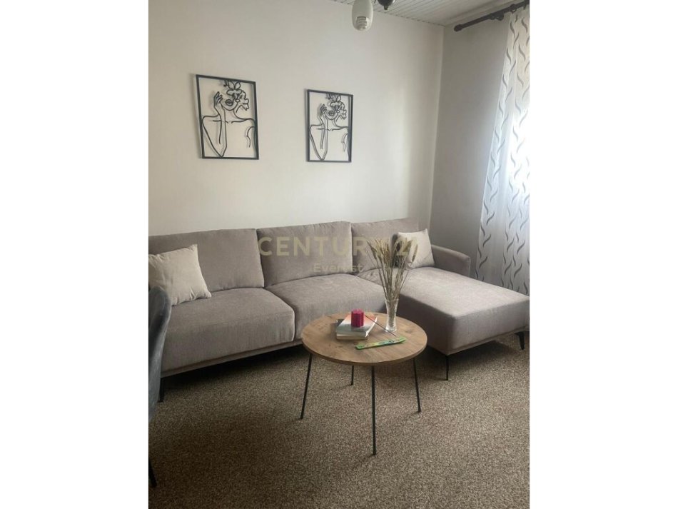 Tirane, jepet me qera apartament 2+1+Ballkon Kati 2, 102 m² 600 € (Rruga e Kavajes, Spitali Gjerman)