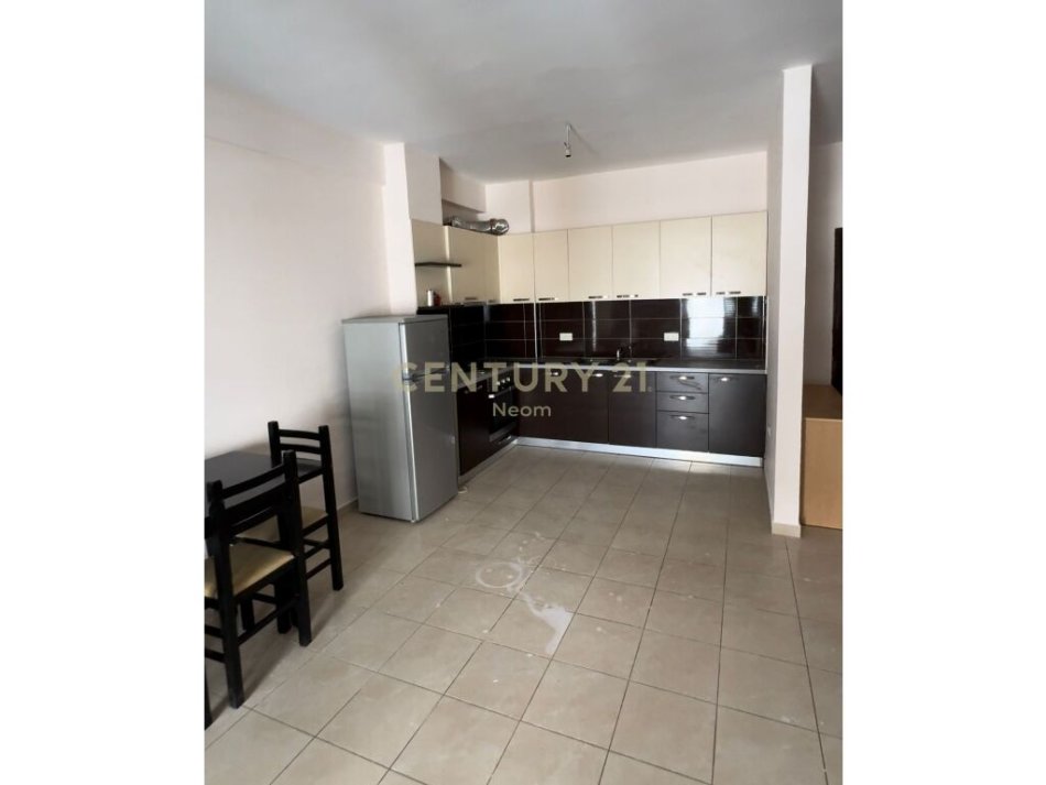 Tirane, shitet 1+1+Ballkon Kati 6, 81 m² 89.000 € (shitet 1+1 me mundesi konvertimi ne 2+1 prane kompleksit Grand Gallery ne Yzberisht)