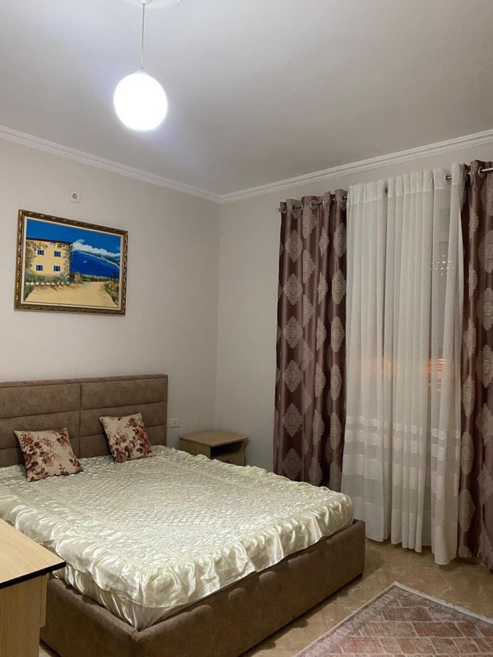 Tirane, jepet me qera 1+1+Ballkon Kati 2, 65 m² 400 € (3 vellezerit kondi)